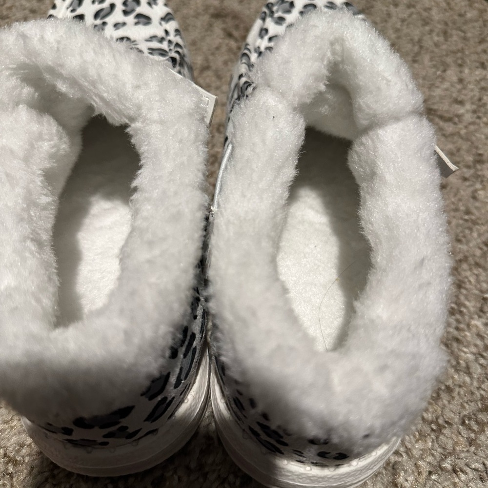 Leopard Print Fuzzy Lined Shoes - Picture 3 of 4